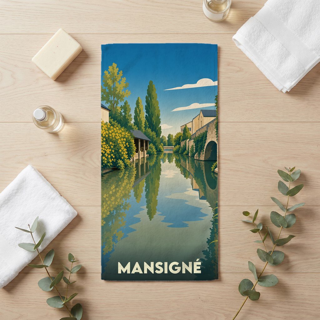 Serviette de bain souvenir de la ville de Mansigné avec une illustration stylisée d'un canal et de ses reflets.