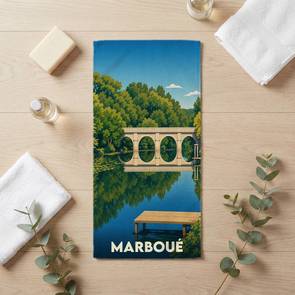 Serviette de bain souvenir de la ville de Marboué avec une illustration stylisée d'un pont de pierre se reflétant dans l'eau.