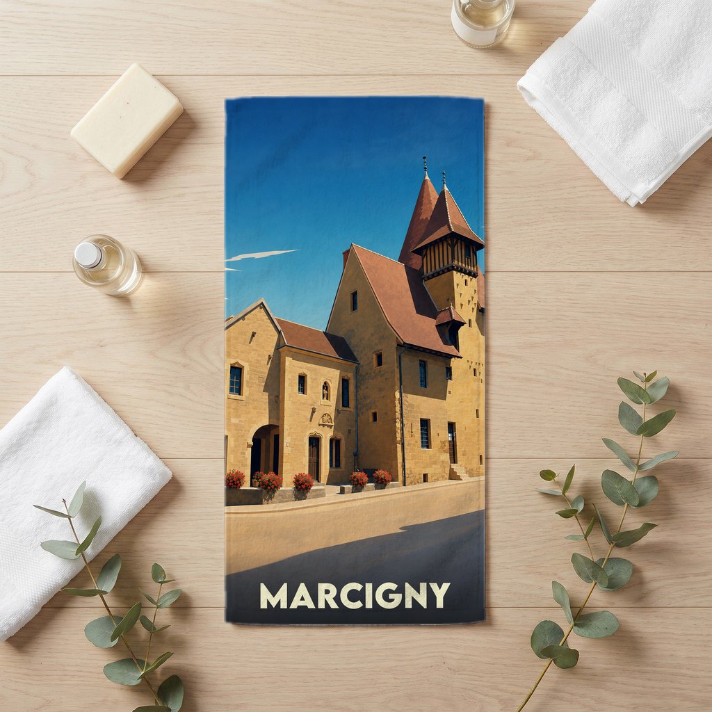 Serviette de bain souvenir de la ville de Marcigny avec une illustration stylisée d'un bâtiment historique.