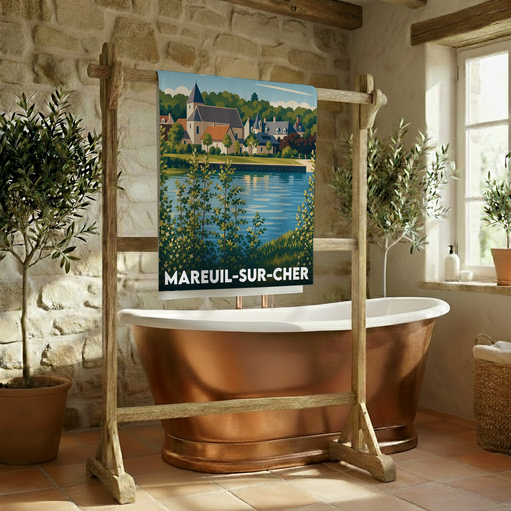Serviette de bain souvenir de la ville de Mareuil-sur-Cher avec une illustration stylisée de son paysage.