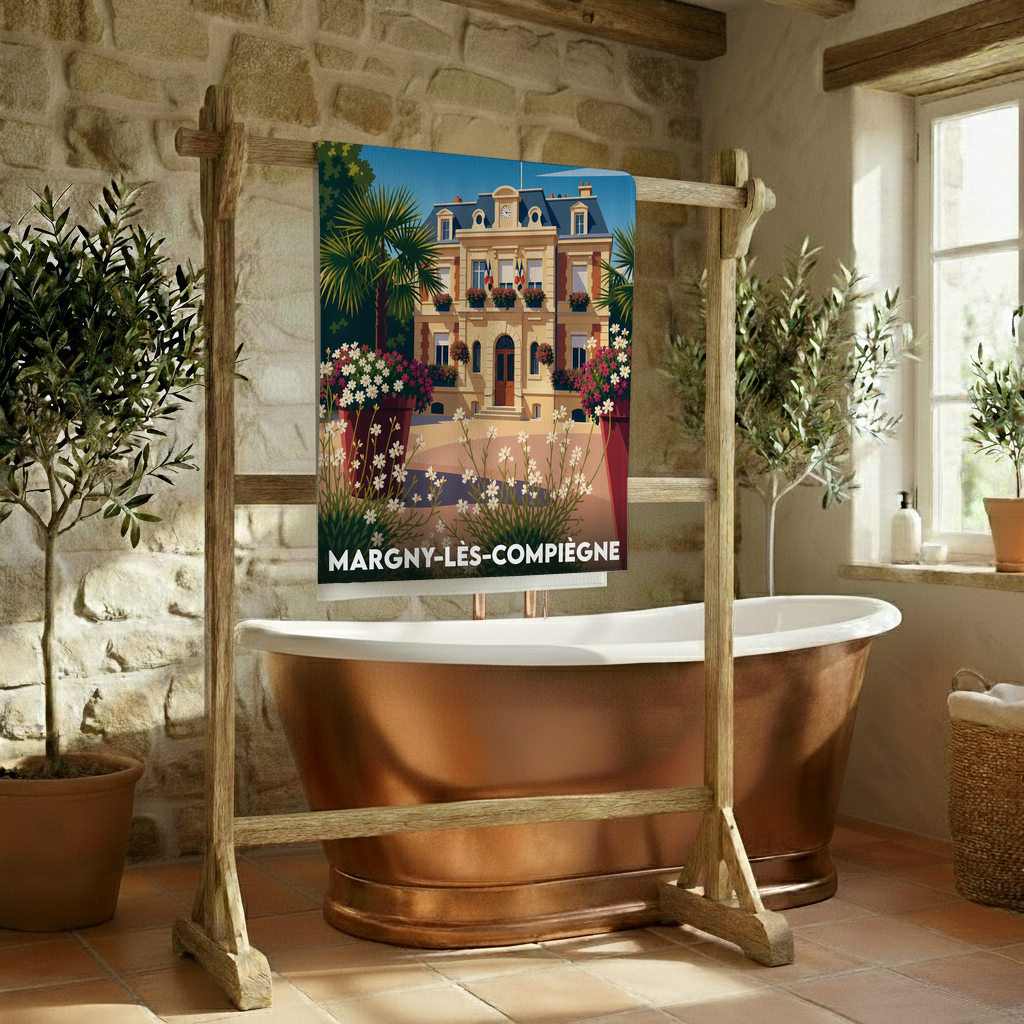 Serviette de bain souvenir de Margny-lès-Compiègne illustrée d'un dessin coloré de l'hôtel de ville.