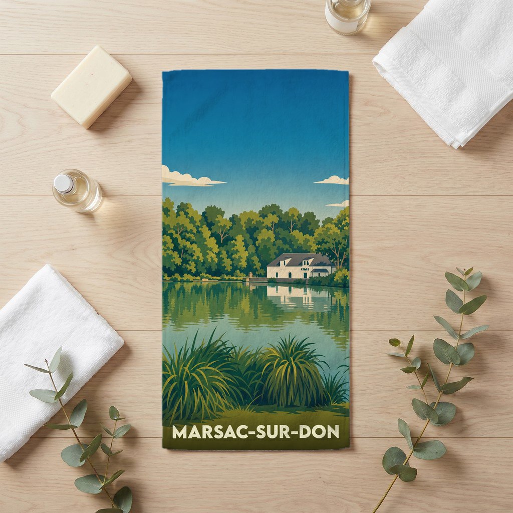 Serviette de bain souvenir de la ville de Marsac-sur-Don avec une illustration stylisée d'un paysage lacustre.