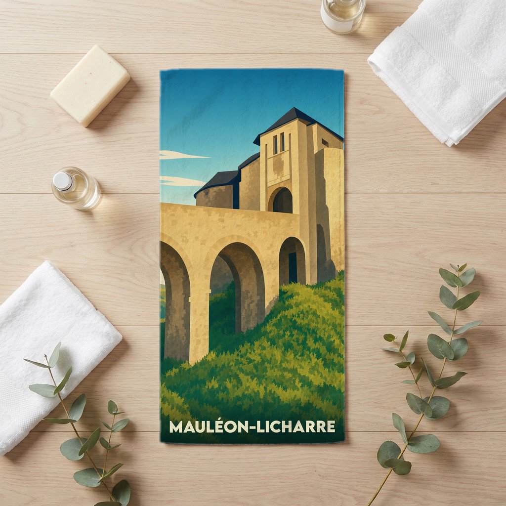 Serviette de bain souvenir de la ville de Mauléon-Licharre avec une illustration stylisée de son château.