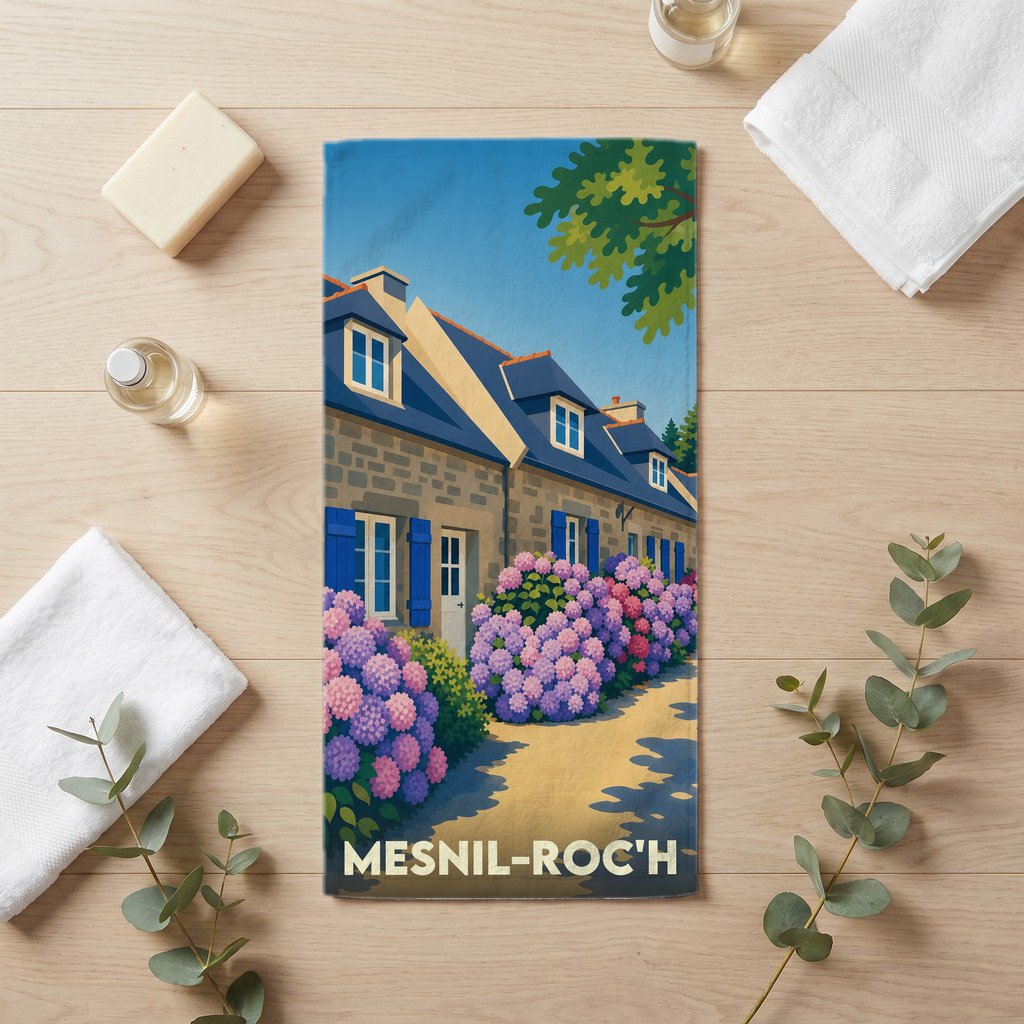 Serviette de bain souvenir de la ville de Mesnil-Roc'h avec une illustration stylisée de maisons bretonnes et d'hortensias.