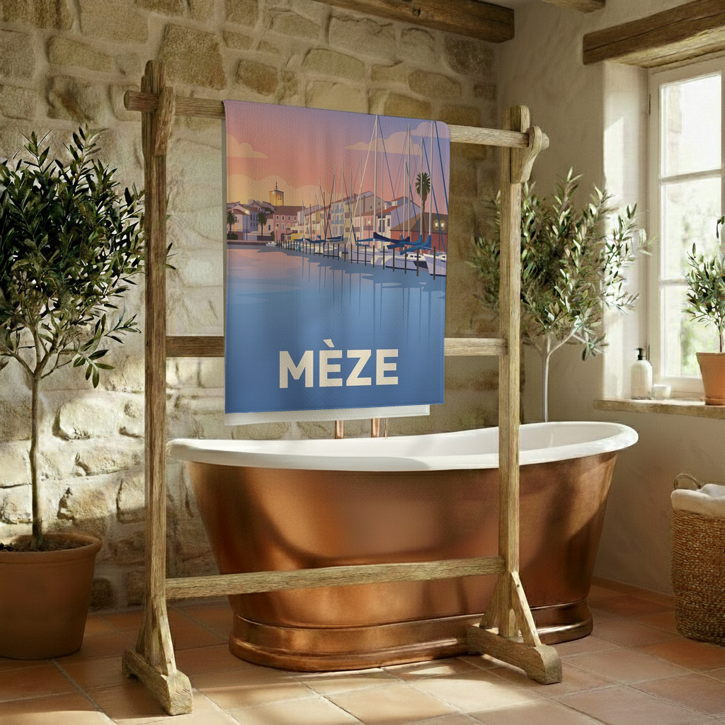Serviette de bain souvenir de la ville de Mèze avec une illustration stylisée du port.