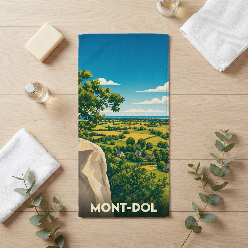 Serviette de bain souvenir de la ville de Mont-Dol illustrant un panorama de campagne stylisé.