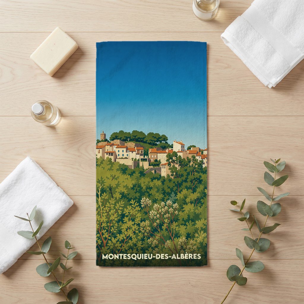 Serviette de bain souvenir de la ville de Montesquieu-des-Albères avec une illustration stylisée.