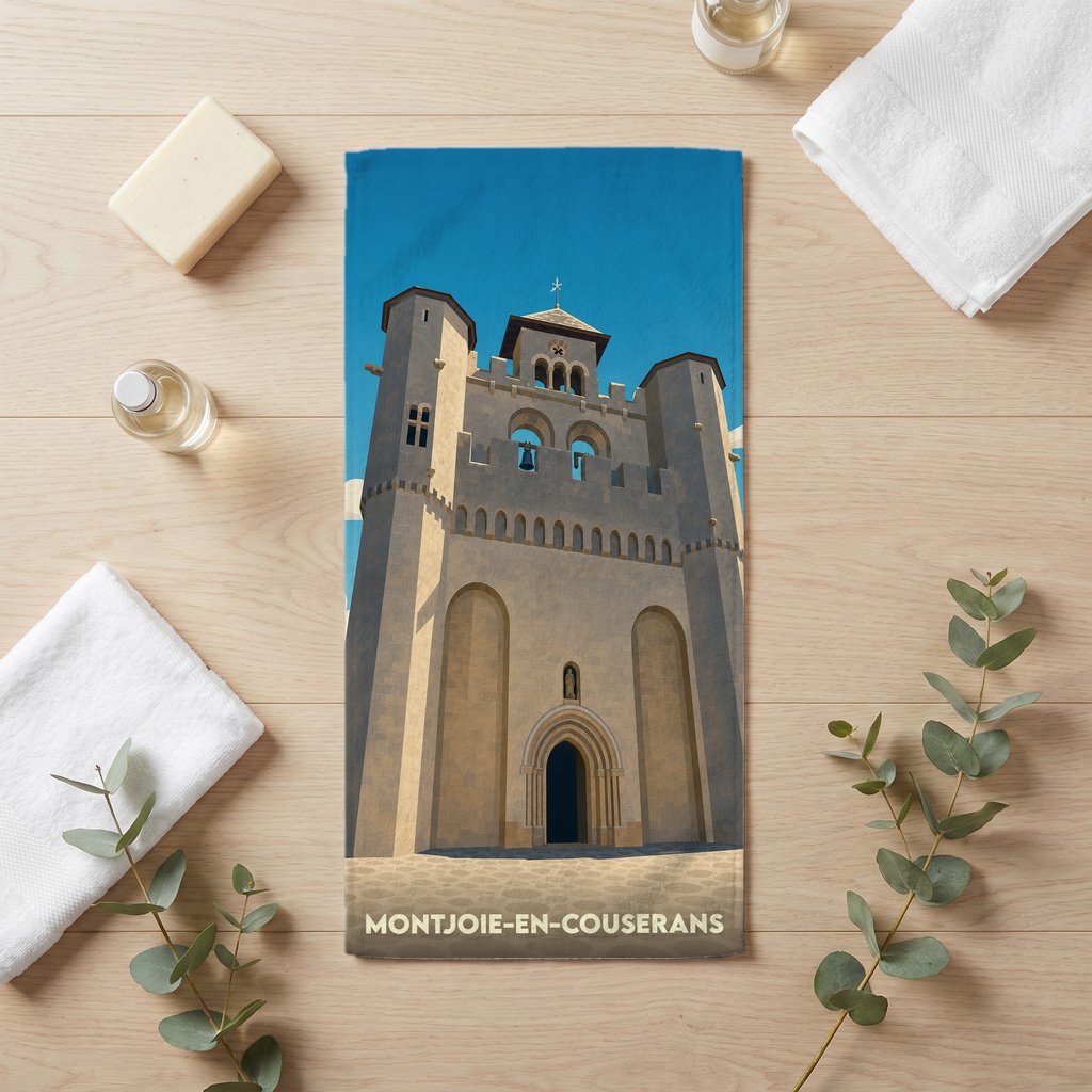 Serviette de bain souvenir de la ville de Montjoie-en-Couserans avec une illustration stylisée de son église fortifiée.