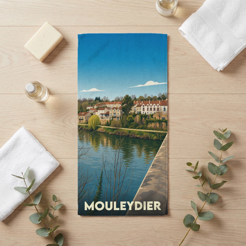 Serviette de bain souvenir de la ville de Mouleydier avec une illustration stylisée d'un paysage fluvial.