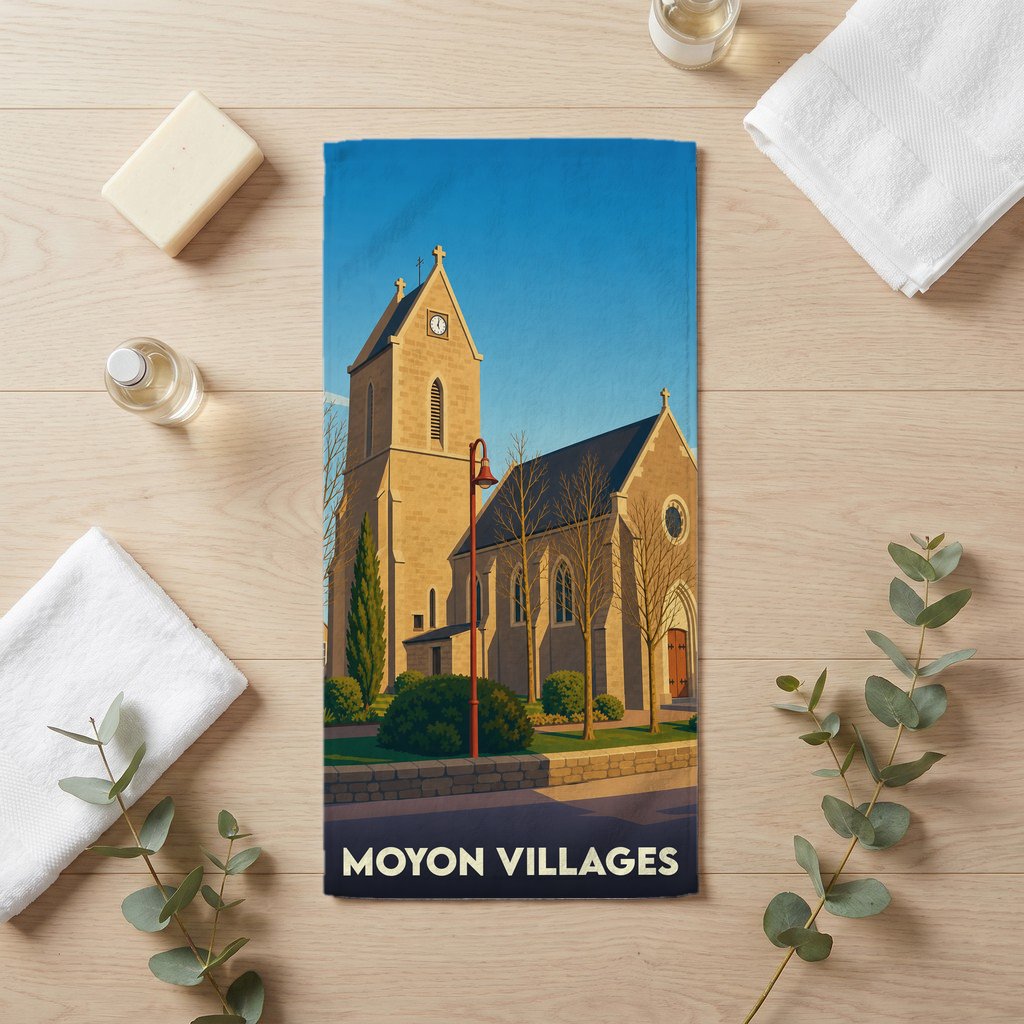 Serviette de bain souvenir de Moyon Villages avec une illustration stylisée de son église.