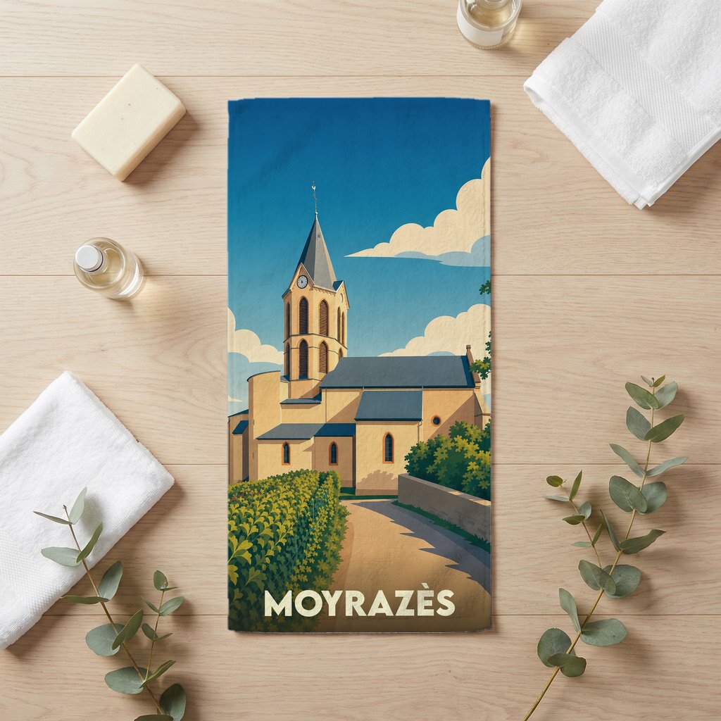 Serviette de bain souvenir de la ville de Moyrazès avec une illustration stylisée de son église.