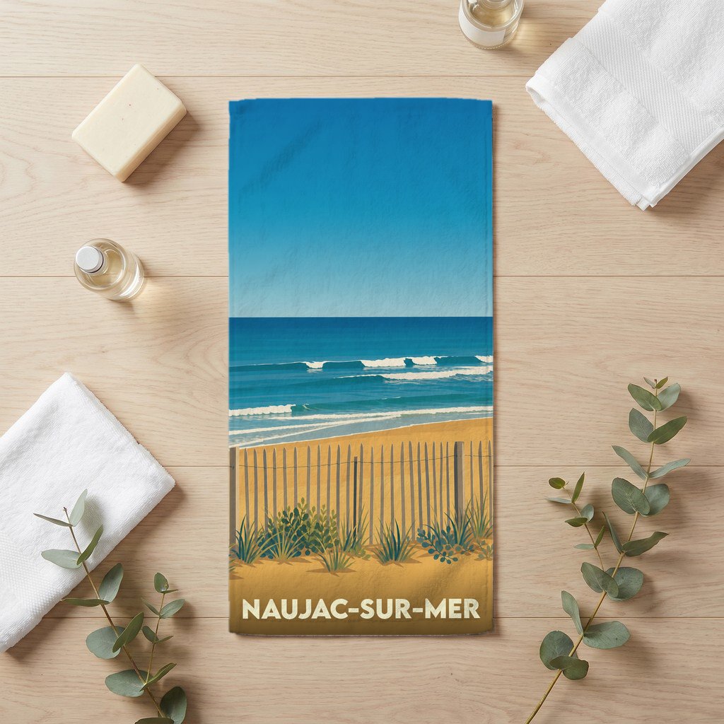 Serviette de bain souvenir de Naujac-sur-Mer avec une illustration stylisée de bord de mer.