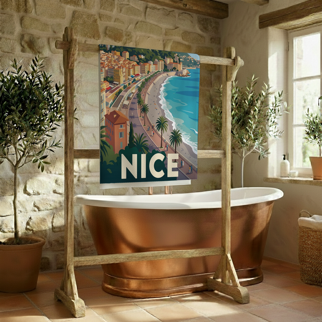 Serviette de bain souvenir de la ville de Nice avec une illustration stylisée de son bord de mer.