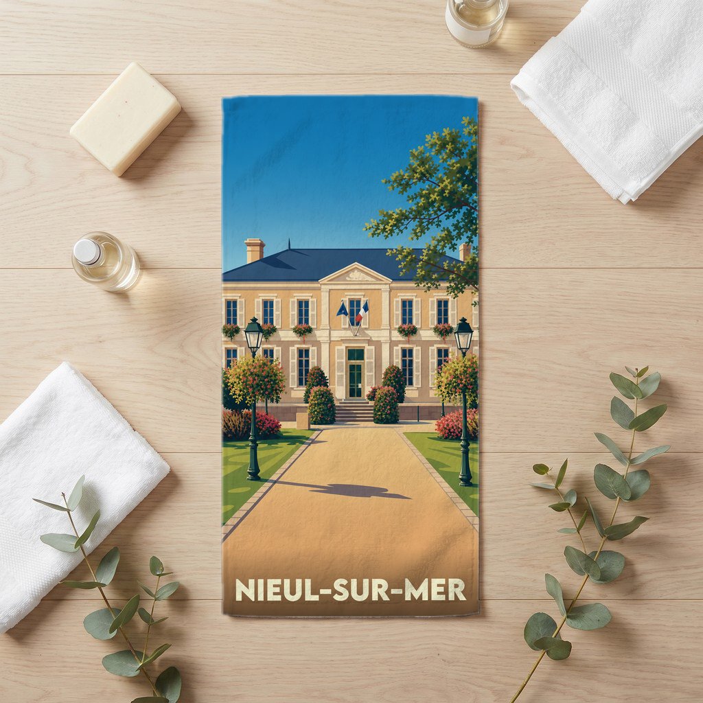 Serviette de bain souvenir de Nieul-sur-Mer illustrée par une vue stylisée de la mairie et de son jardin.