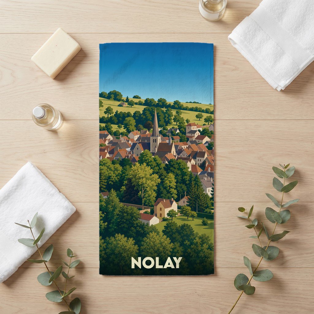Serviette de bain souvenir de la ville de Nolay avec une illustration paysagère stylisée.