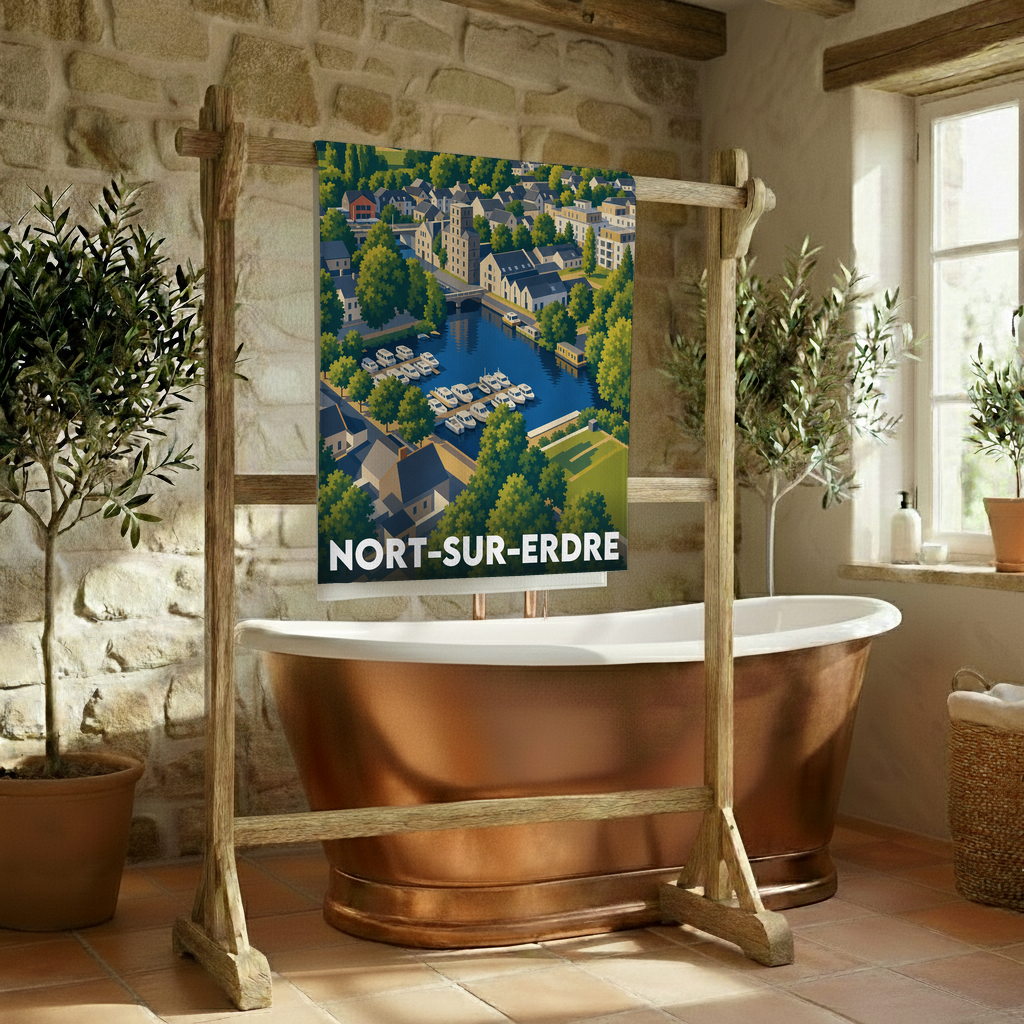 Serviette de bain souvenir de la ville de Nort-sur-Erdre avec une illustration stylisée.