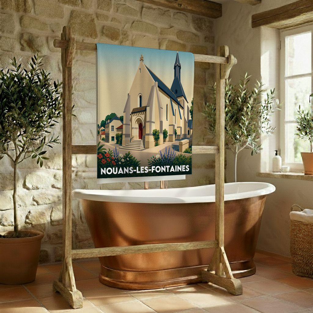 Serviette de bain souvenir de la ville de Nouans-les-Fontaines avec une illustration stylisée d'une église.