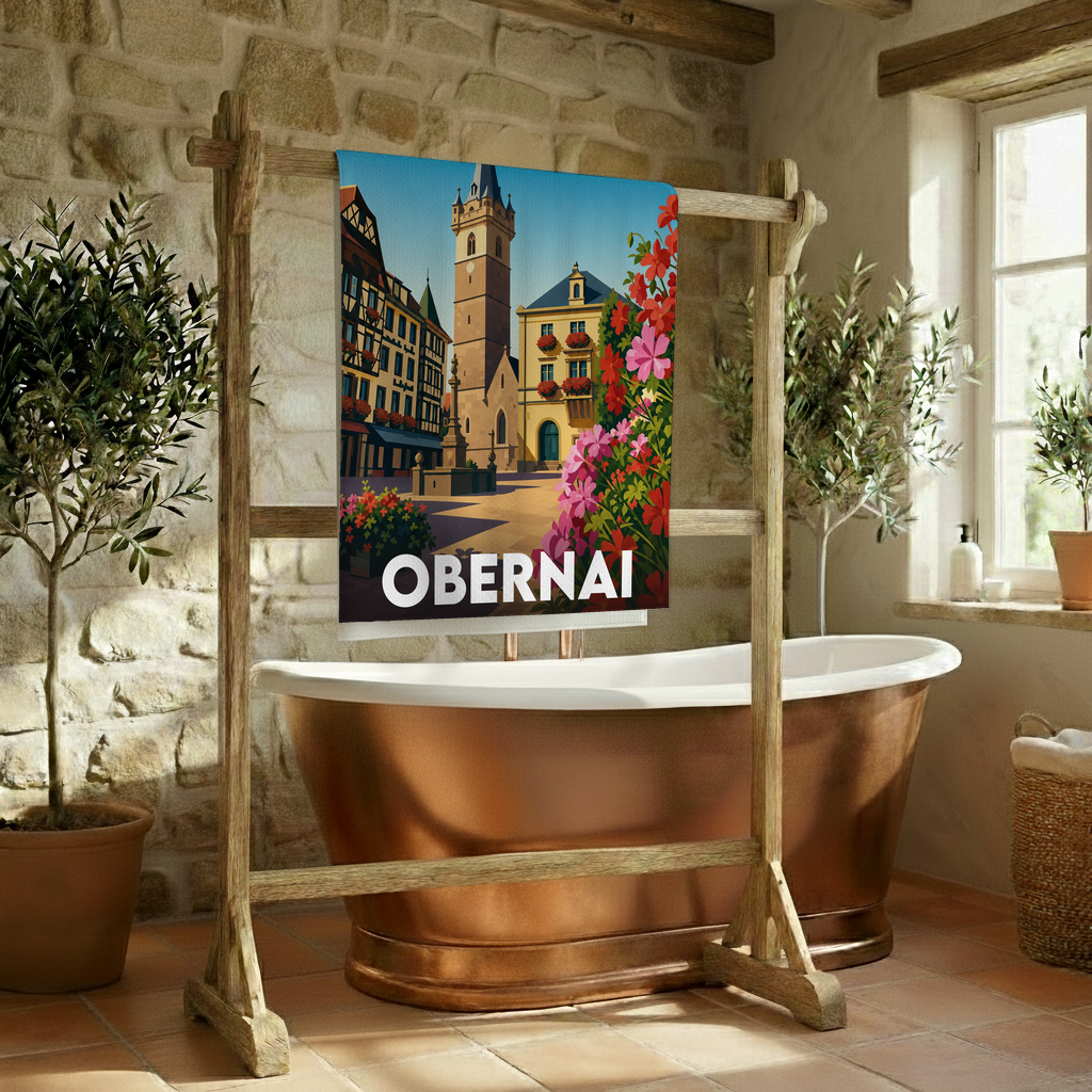 Serviette de bain souvenir de la ville d'Obernai avec une illustration stylisée de son centre historique fleuri.