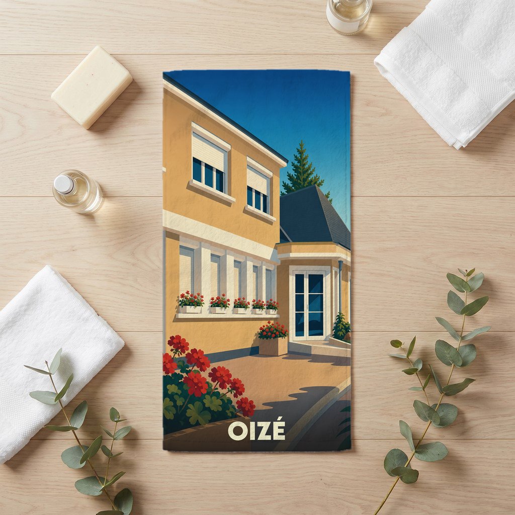 Serviette de bain souvenir de la ville de Oizé avec une illustration stylisée d'une maison fleurie.