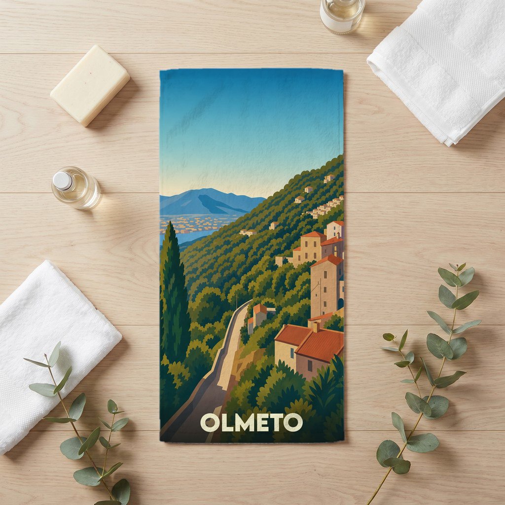 Serviette de bain souvenir de la ville d'Olmeto avec une illustration stylisée de paysages corses.