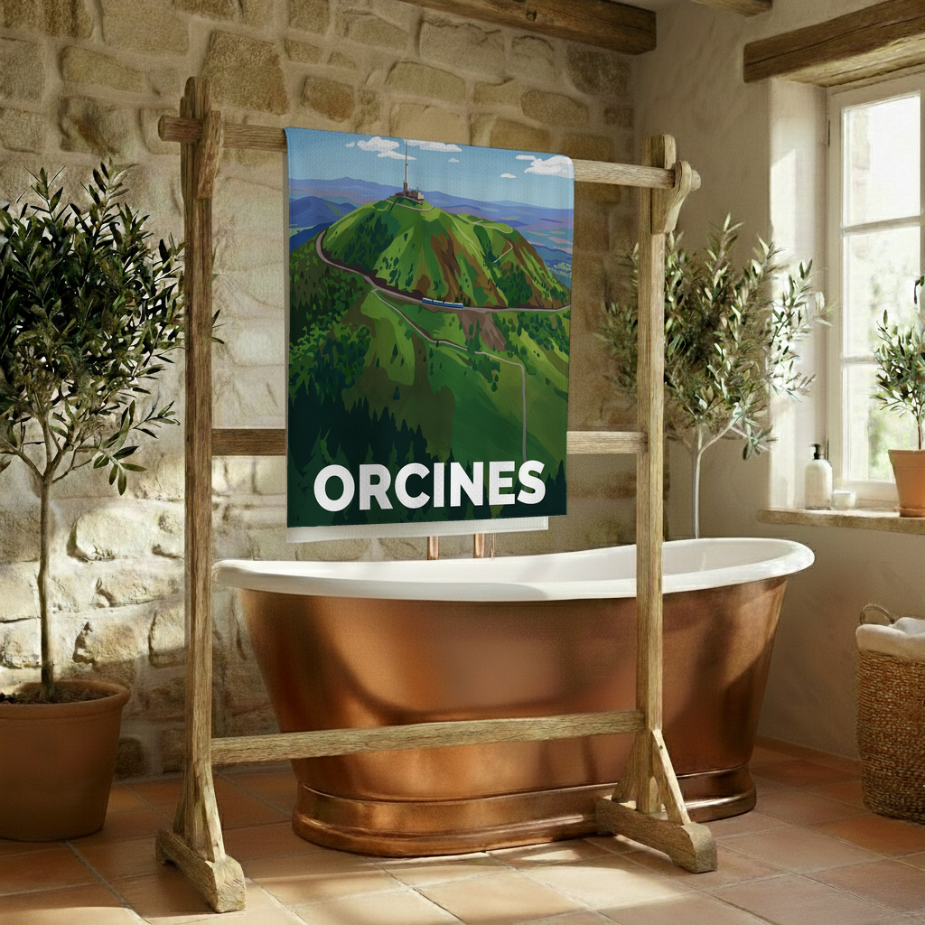 Serviette de bain souvenir de la ville d'Orcines avec une illustration stylisée du Puy de Dôme.