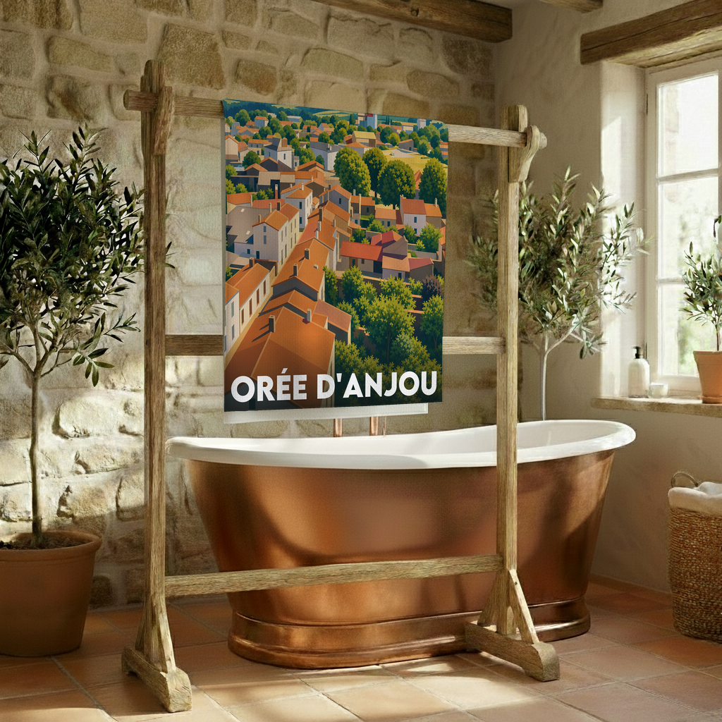 Serviette de bain souvenir de la ville d'Orée d'Anjou illustrée par une vue aérienne stylisée.