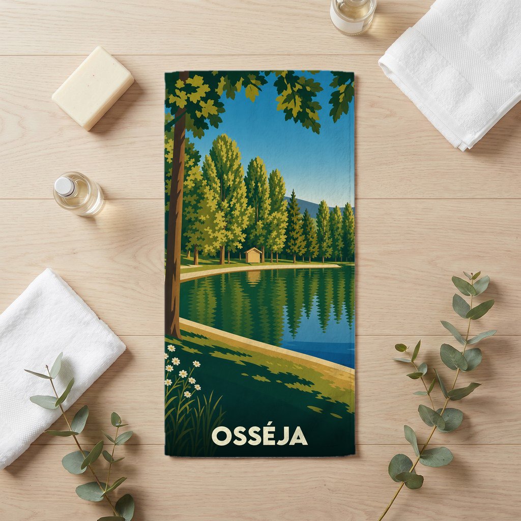Serviette de bain souvenir de la ville d'Osséja avec une illustration stylisée d'un lac bordé d'arbres.