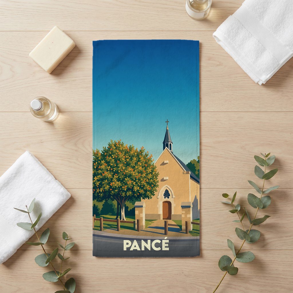 Serviette de bain souvenir de la ville de Pancé avec une illustration stylisée d'une église sous un ciel bleu.