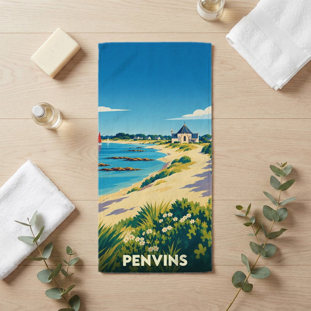 Serviette de bain souvenir de la ville de Penvins illustrant une plage sauvage et sa célèbre chapelle.