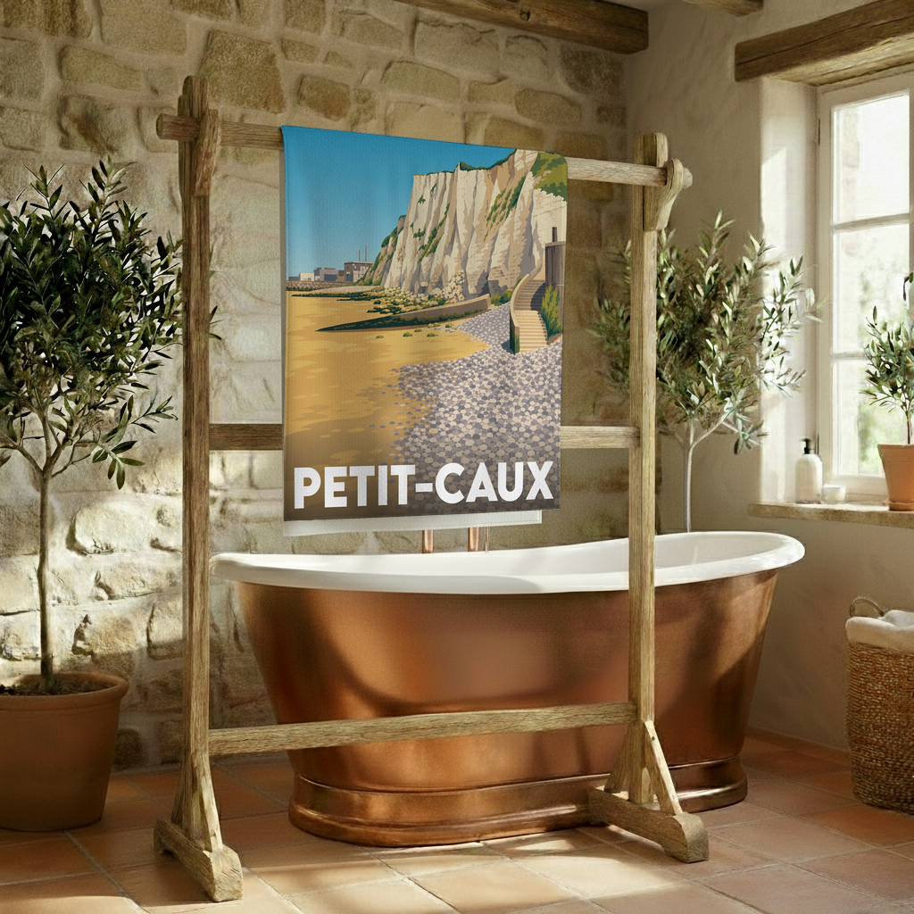 Serviette de bain souvenir de Petit-Caux avec une illustration stylisée d'une plage au pied de falaises calcaires.
