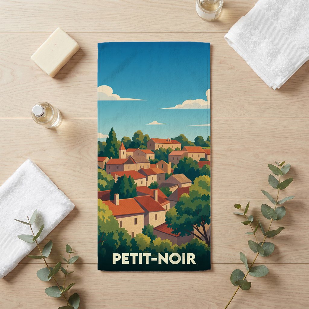 Serviette de bain souvenir de la ville de Petit-Noir avec une illustration stylisée de maisons nichées dans la verdure.