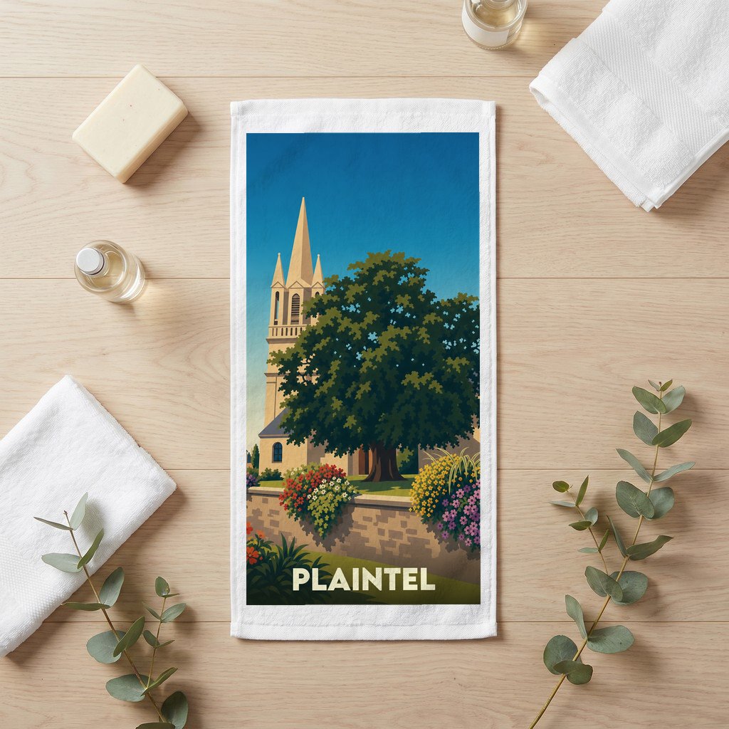 Serviette de bain souvenir de la ville de Plaintel avec une illustration stylisée d'un clocher et d'un grand arbre.