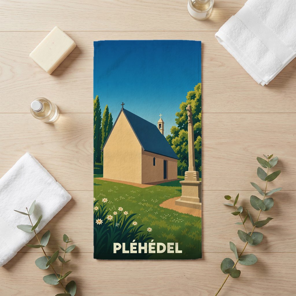 Serviette de bain souvenir de la ville de Pléhédel avec une illustration stylisée d'une chapelle bretonne.