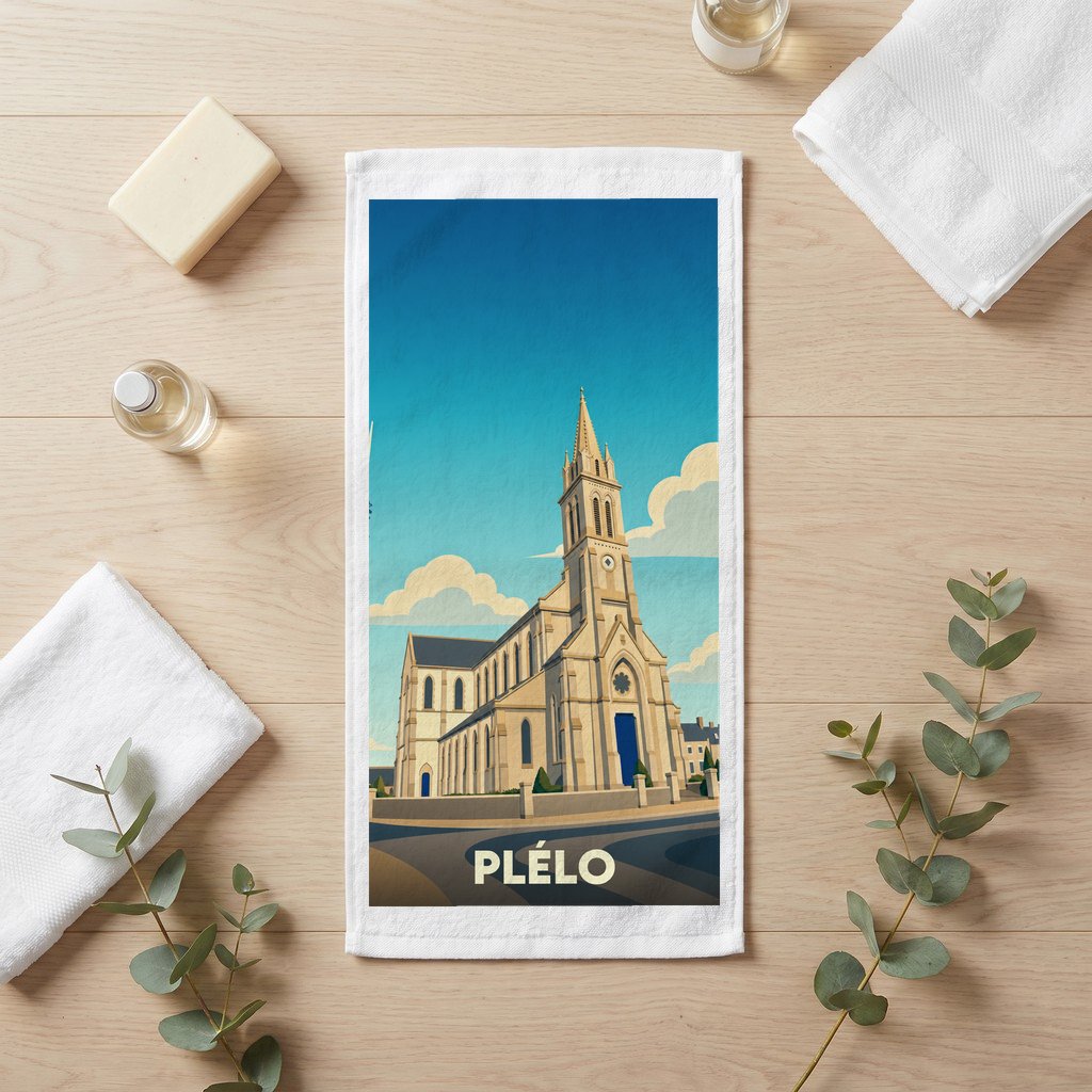 Serviette de bain souvenir de la ville de Plélo avec une illustration stylisée de son église.