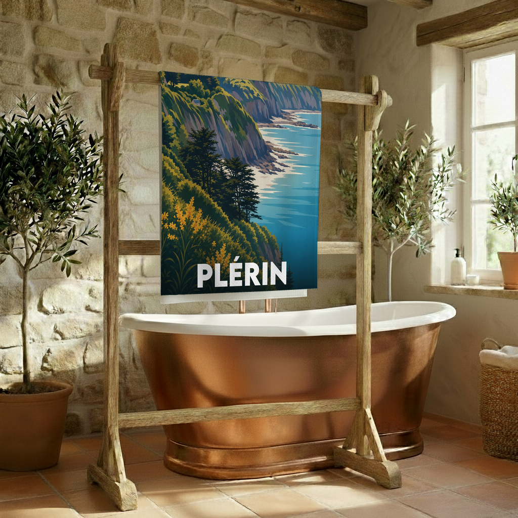 Serviette de bain souvenir de la ville de Plérin avec une illustration stylisée de son paysage côtier.