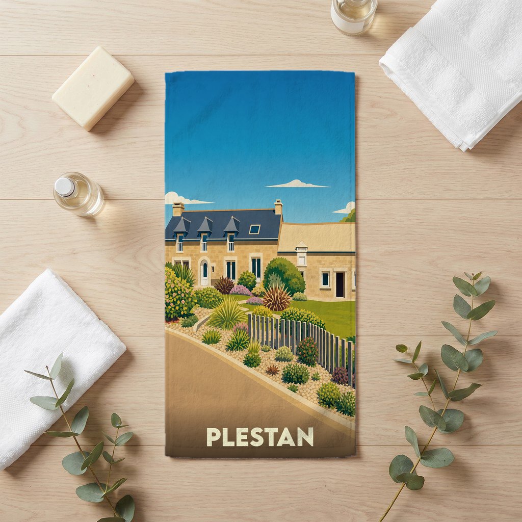Serviette de bain souvenir de la ville de Plestan avec une illustration stylisée d'une maison traditionnelle.