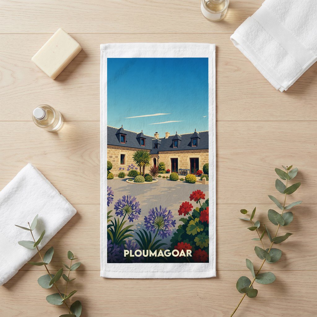 Serviette de bain souvenir de la ville de Ploumagoar avec une illustration stylisée d'un manoir breton fleuri.