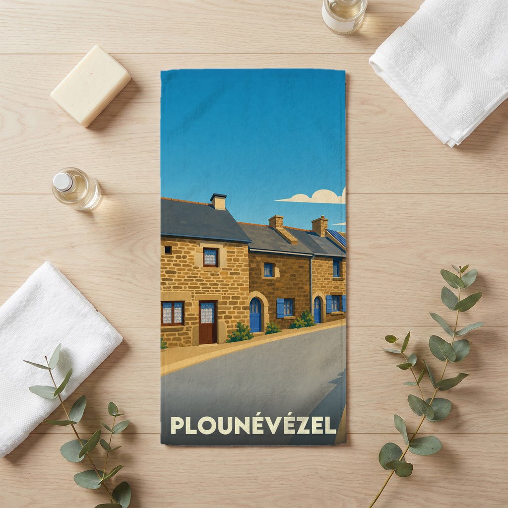 Serviette de bain souvenir de la ville de Plounévézel avec une illustration stylisée de maisons bretonnes.