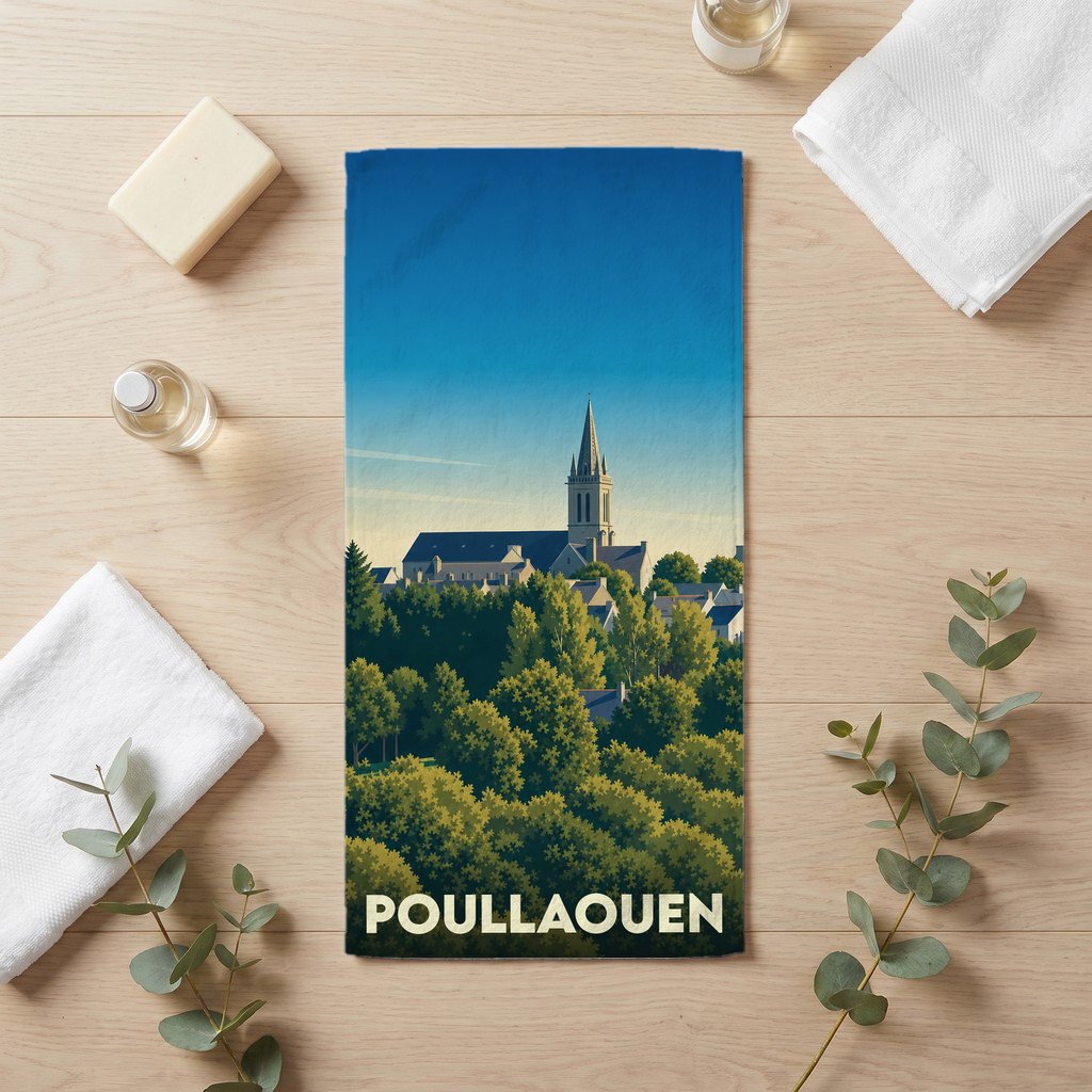 Serviette de bain souvenir de la ville de Poullaouen avec une illustration stylisée d'un clocher au-dessus d'une forêt.
