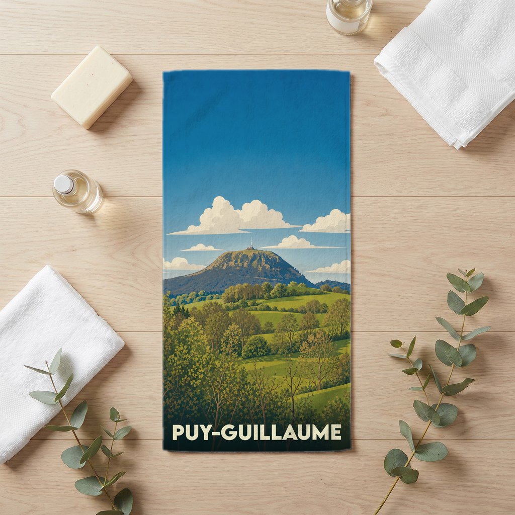 Serviette de bain souvenir de la ville de Puy-Guillaume avec une illustration de paysage vallonné.