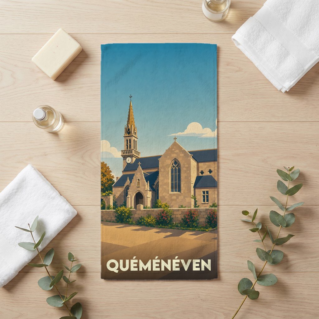 Serviette de bain souvenir de la ville de Quéménéven avec une illustration stylisée de son église.