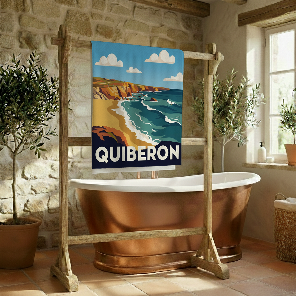 Serviette de bain souvenir de la ville de Quiberon avec une illustration stylisée de son littoral.