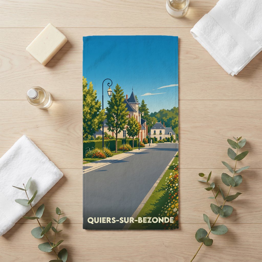 Serviette de bain souvenir de la ville de Quiers-sur-Bezonde avec une illustration de rue pittoresque.