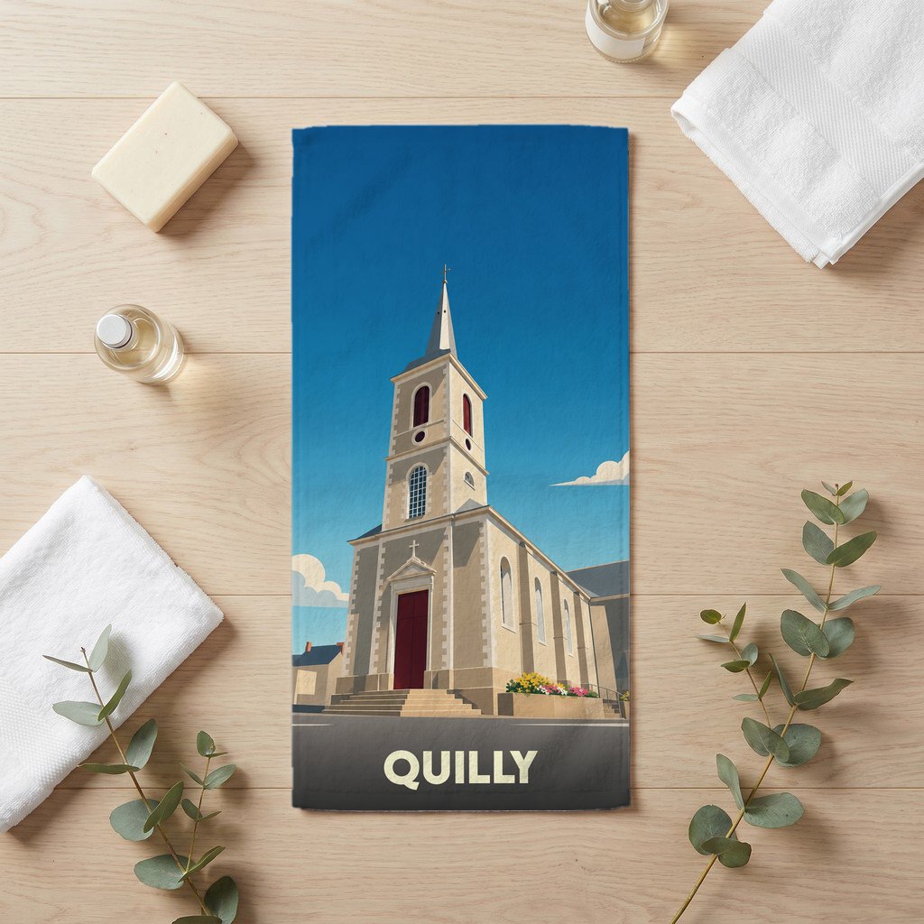 Serviette de bain souvenir de la ville de Quilly avec une illustration stylisée de son église.