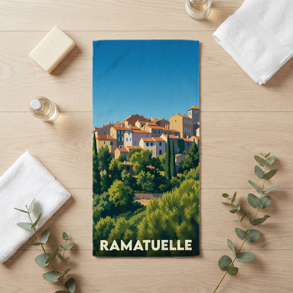 Serviette de bain souvenir de la ville de Ramatuelle avec une illustration stylisée de ses maisons provençales.