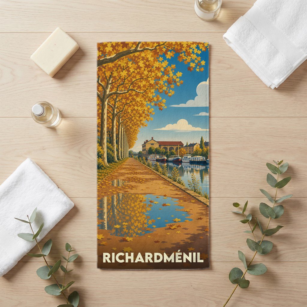 Serviette de bain souvenir de la ville de Richardménil avec une illustration automnale stylisée.