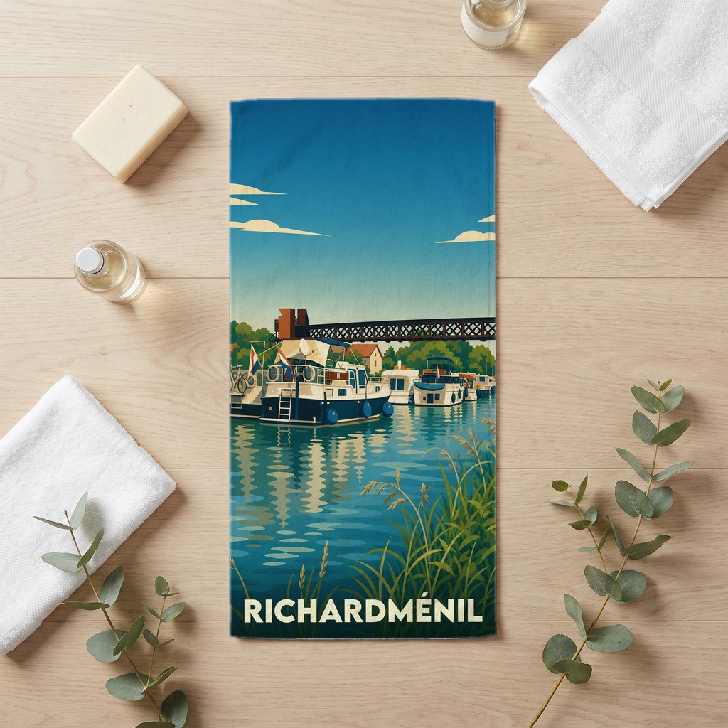 Serviette de bain souvenir de Richardménil avec une illustration stylisée de péniches sur l'eau.