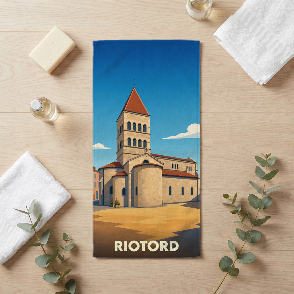 Serviette de bain souvenir de la ville de Riotord avec une illustration stylisée d'une église romane.