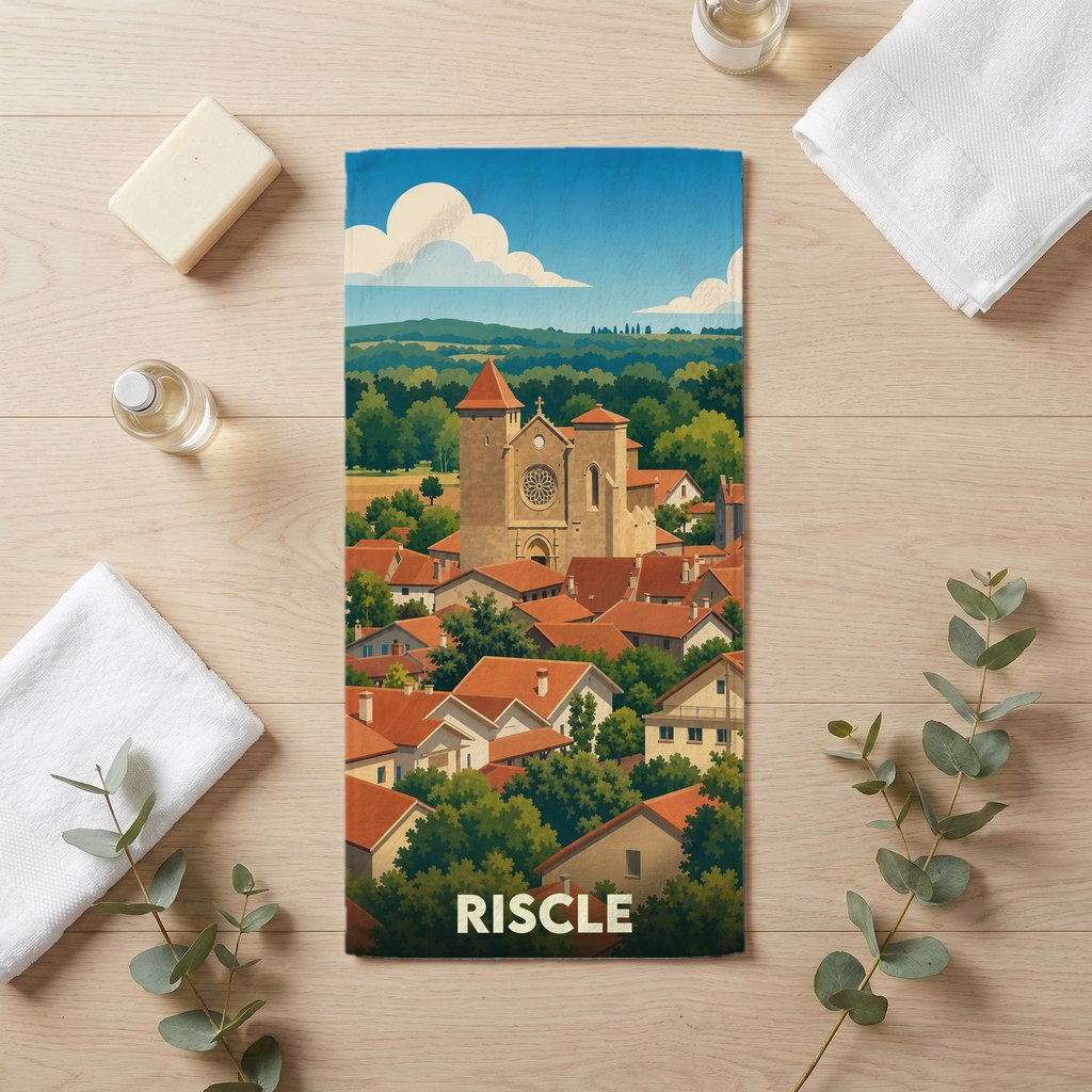 Serviette de bain souvenir de la ville de Riscle avec une illustration stylisée de son église et de ses toits.