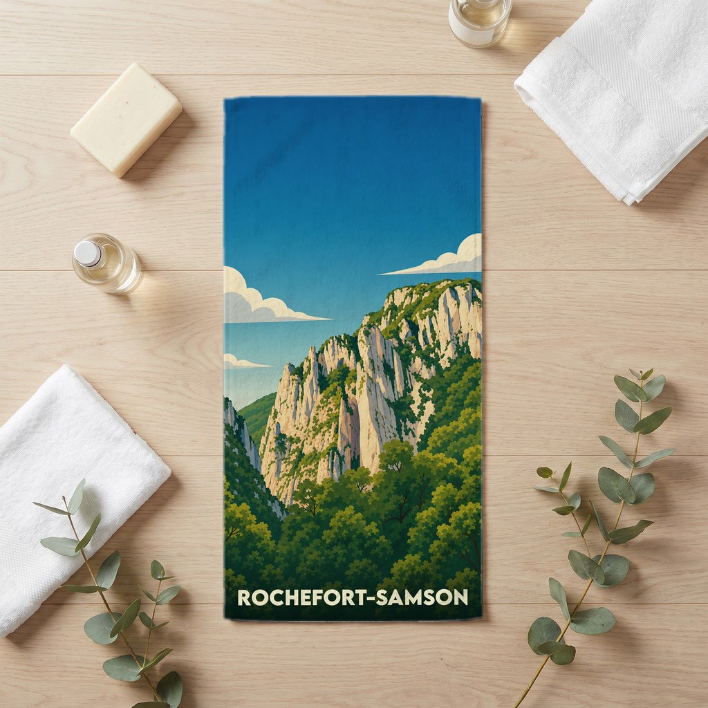 Serviette de bain souvenir de la ville de Rochefort-Samson avec une illustration stylisée d'un paysage montagneux.